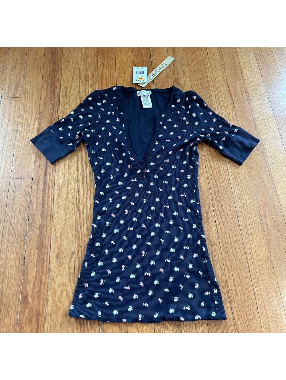 Vintage y2k NWT adorable fitted quarter sleeve Henley floral print heart buttons